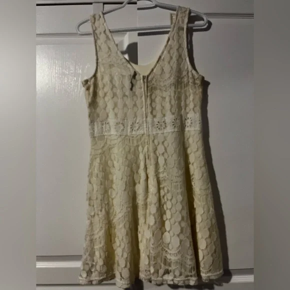 Lace summer dress - Picture 2 of 2